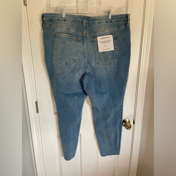 Good American Good Legs light-medium wash jeans - Picture 5 of 5